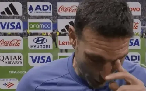 Scaloni superado por la emoción no pudo declarar tras el final del partido