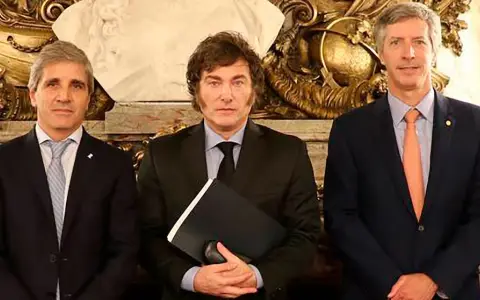 Javier Milei se reúne con Luis Caputo y Santiago Bausili.