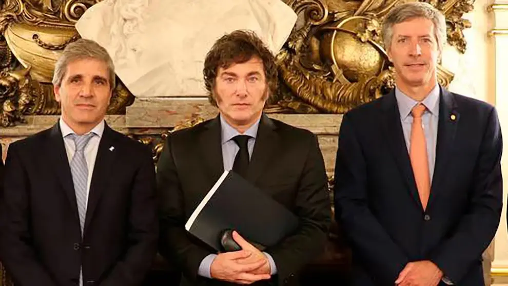 Javier Milei se reúne con Luis Caputo y Santiago Bausili.