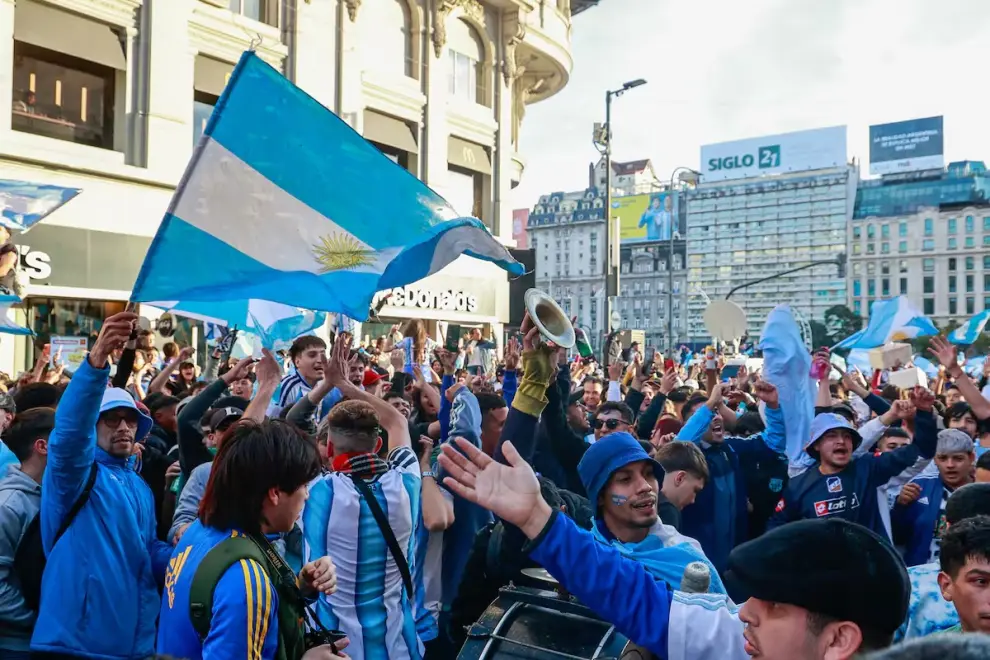 Hinchas argentinos festejan luego de la victoria contra Egipto