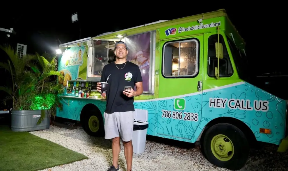 Hernan "Bocha" Mayta, junto a su camión.