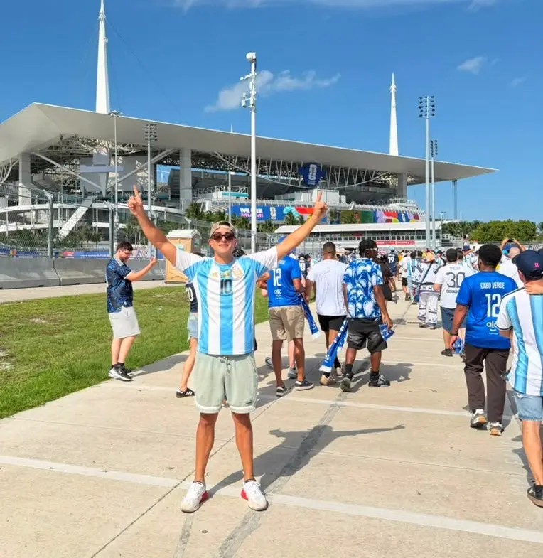 Mayta, antes de ingresar al estadio para alentar a la Selección.