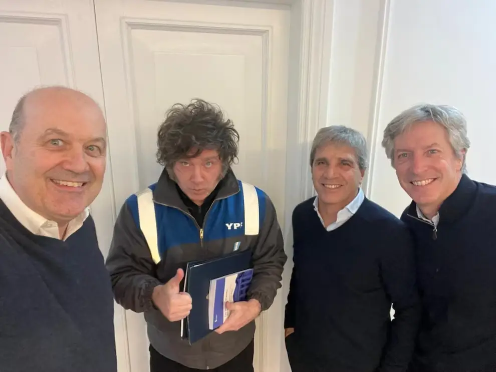 El presidente Javier Milei mantiene una reunión con Luis Caputo, Federico Sturzenegger y Santiago Bausili.