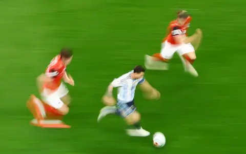 Messi controla el balón frente a Marcel Sabitzer y Paul Wanner.