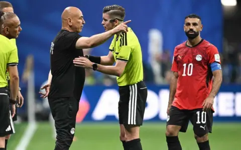  Hossam Hassan reclamándole al árbitro francés François Letexier