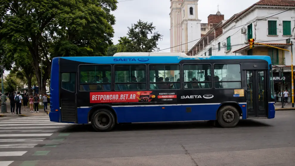 Publicidad de BetPoncho en líneas de Saeta. (El Caudillo).