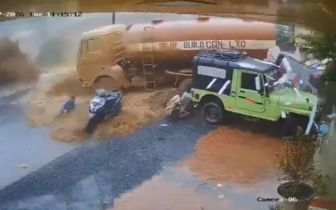 El camión cisterna fue arrastrado por un alud de barro y escombros en Wayanad, India.