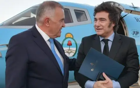 Javier Milei junto al gobernador de Tucumán, Osvaldo Jaldo, en un viaje anterior a la provincia norteña