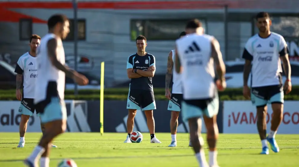 Scaloni observa a sus dirigidos.