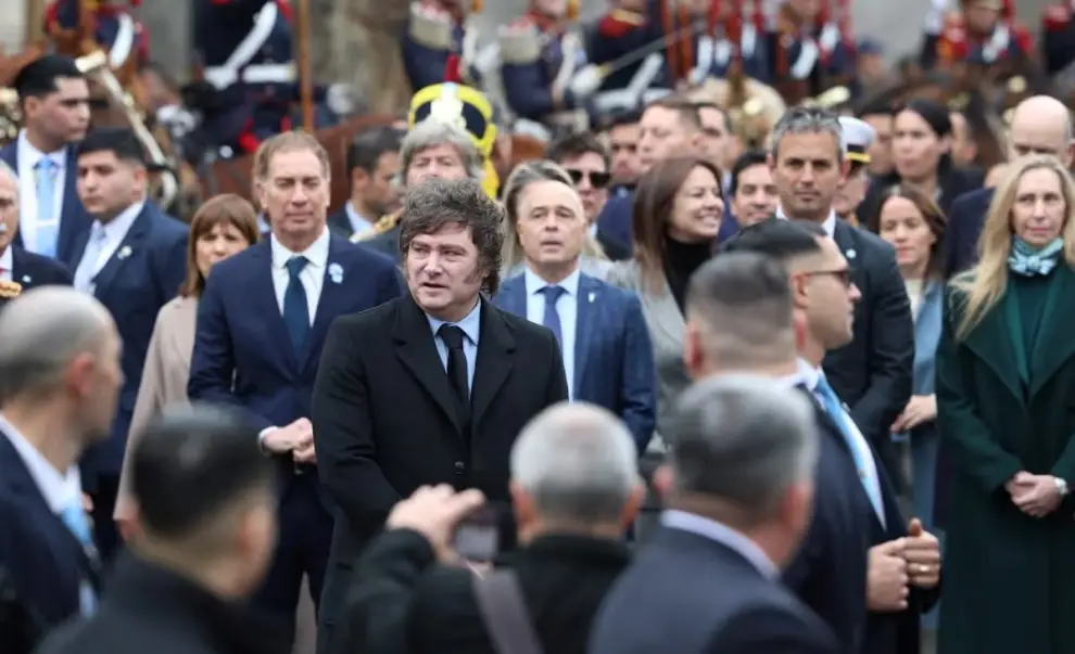 Javier Milei y su Gabinete rumbo al Tedeum por el Día de la Independencia.