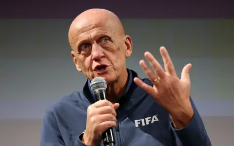 Pierluigi Collina, el mítico árbitro italiano que ahora es autoridad dentro de la FIFA.