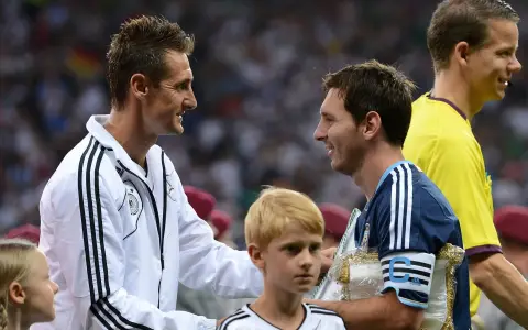 Miroslav Klose y Lionel Messi antes de enfrentarse en un amistoso.