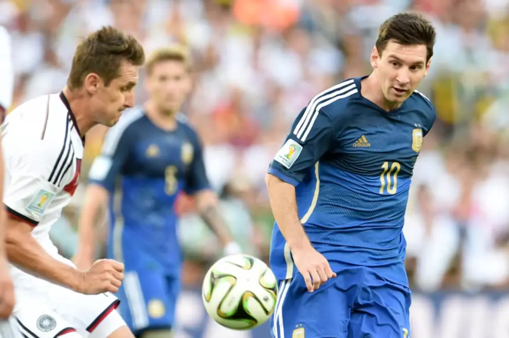 Klose y Messi en plena acción durante la final de Brasil 2014.