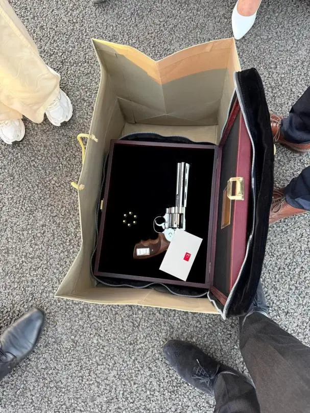 Cada arma fue presentada en una caja roja con interior negro, junto con seis cartuchos y la documentación correspondiente.