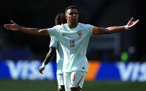 Mbappé se redimió tras el penal errado en el primer tiempo y anotó el primero de Francia.