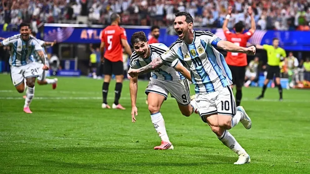 Festejo del capitán tras dar vuelta la historia.