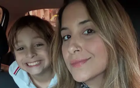 Lucas Gámez junto a su madre.
