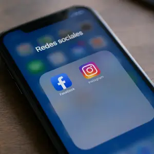 Redes Sociales: La Comisión Europea acusa a Meta de diseñar Instagram y Facebook para que sean adictivos