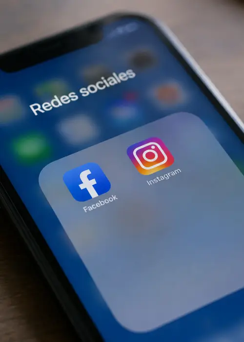 La UE amenazó a la empresa Meta con una multa millonaria por infringir la Ley de Servicios Digitales en sus plataformas de Facebook e Instragam 