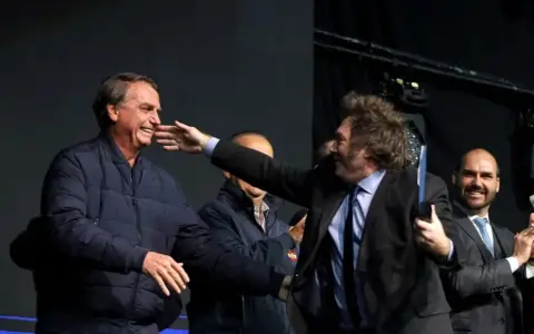 Milei saluda a Jair Bolsonaro