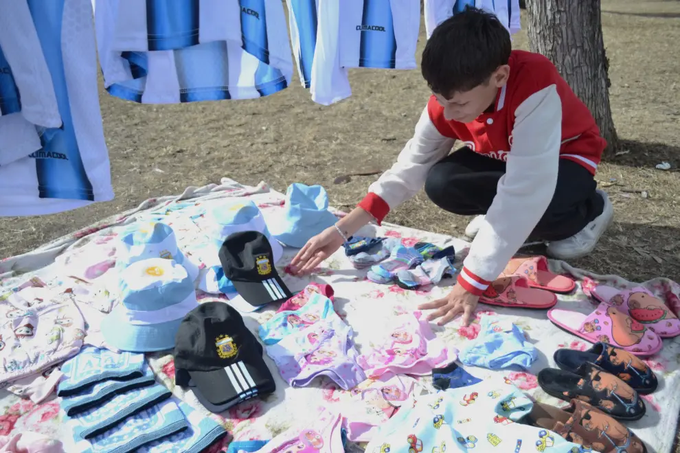 Pío Peñalva junto a las camisetas que vende para ayudar a su madre con cáncer.