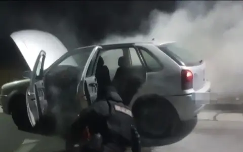 Un hombre fue rescatado inconsciente del interior de su vehículo, cuando se incendiaba 