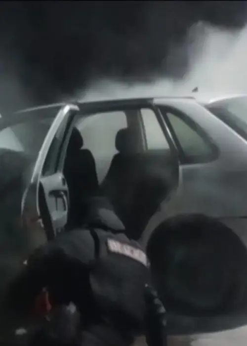 Un hombre fue rescatado inconsciente del interior de su vehículo, cuando se incendiaba 