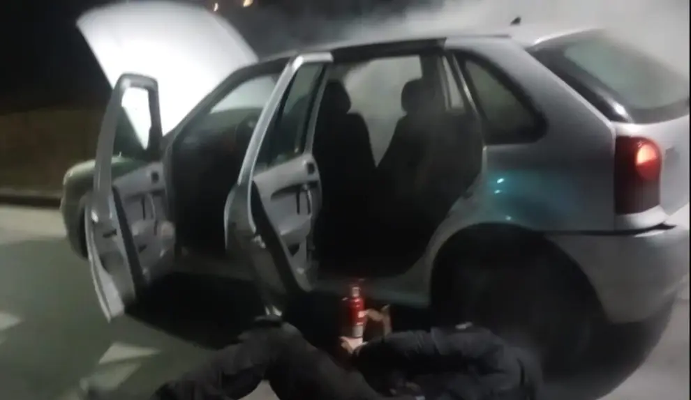 Un hombre fue rescatado inconsciente del interior de su vehículo, cuando se incendiaba