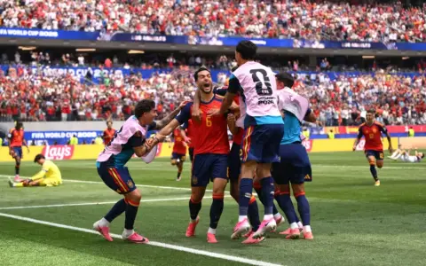 Merino se convirtió en el héroe de la tarde para darle el pase a semis a España