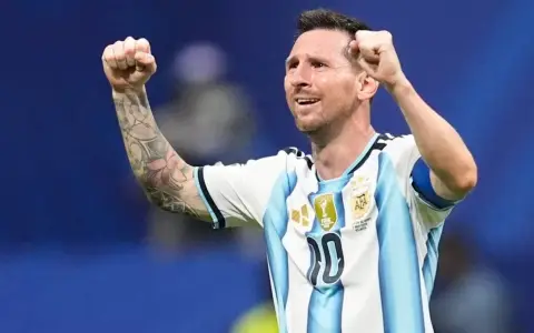 El llanto de desahogo de Lionel Messi tras la sufrida clasificación argentina ante Egipto.