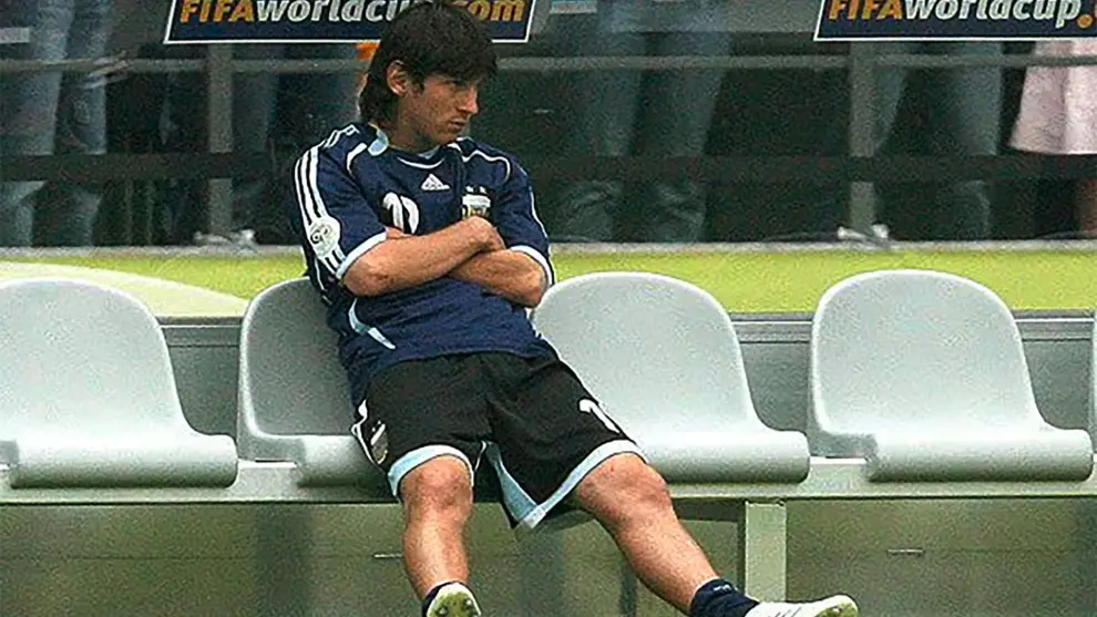 Lionel Messi y su recordado gesto de enfado al quedarse en el banco de suplentes en la eliminación ante Alemania, en 2006.