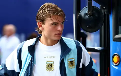 Nico Paz, rendido con Lionel Messi.
