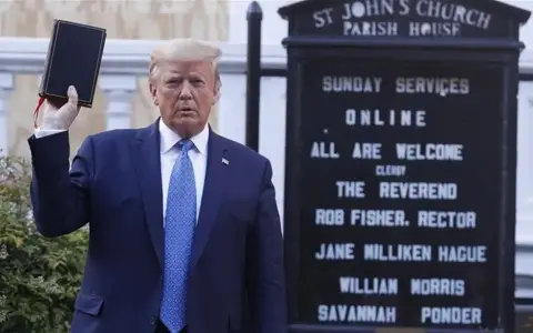 Trump con una biblia en su mano.