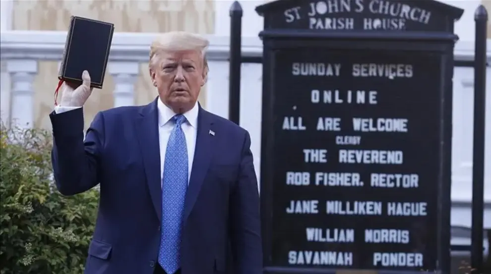 Trump con una biblia en su mano.