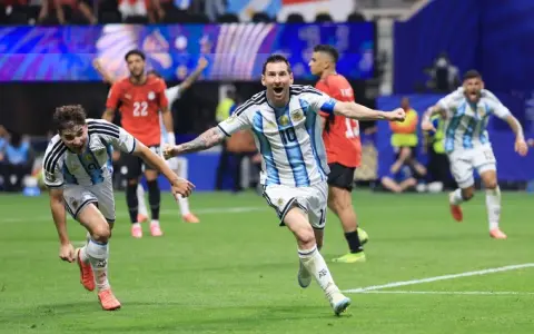 Lionel Messi y Julián Álvarez, en el festejo del 2-2 parcial ante Egipto.