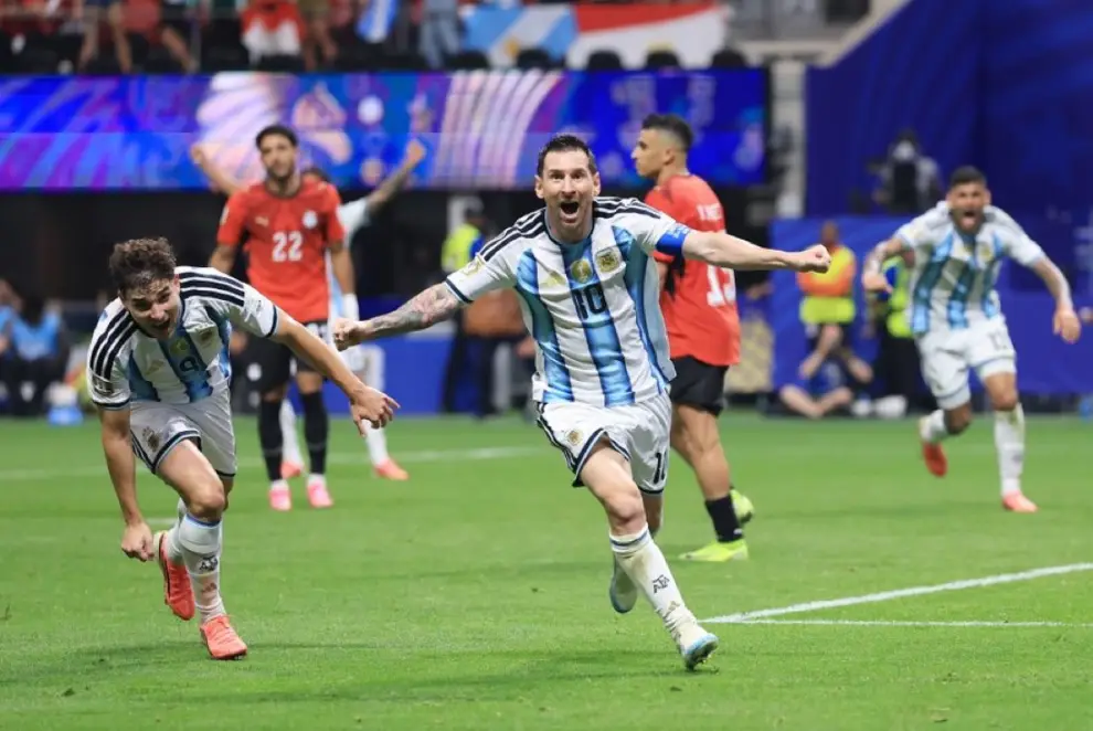 Lionel Messi y Julián Álvarez, en el festejo del 2-2 parcial ante Egipto.