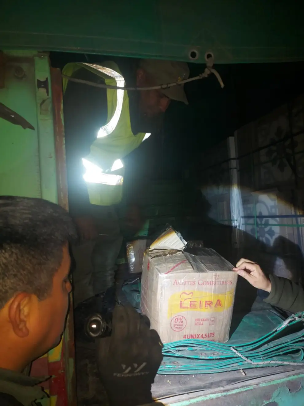 Momento en que los gendarmes descubrien la droga.