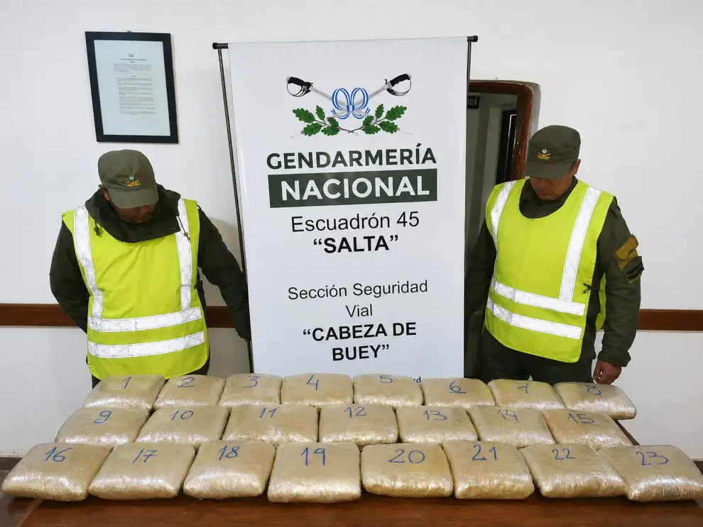 Los paquetes de marihuana que iban ocultos entre pallets de cerámica.