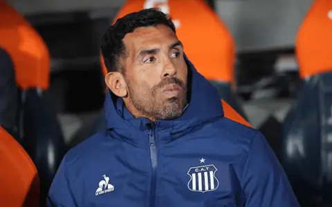 Carlos Tevez sorprendió al mundo del fútbol y de la política con un sueño doblemente ambicioso.