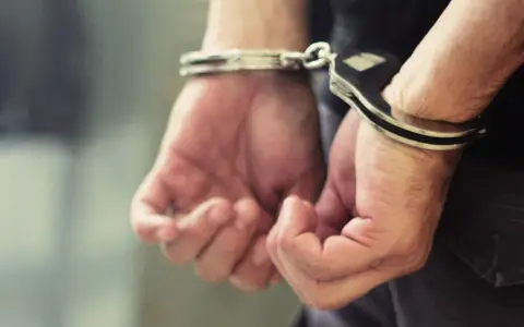 El sospechosos seguirá detenido.
