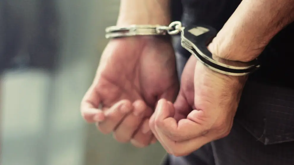 El sospechosos seguirá detenido.