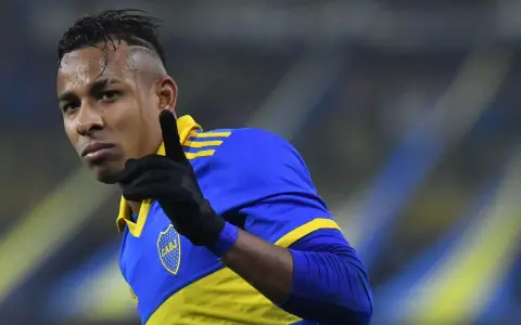 Sebastián Villa vuelve a Boca y se enciende una polémica.