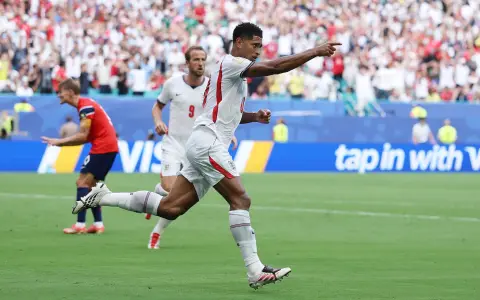 Jude Bellingham, autor de un doblete para darle el pase a semis a Inglaterra.
