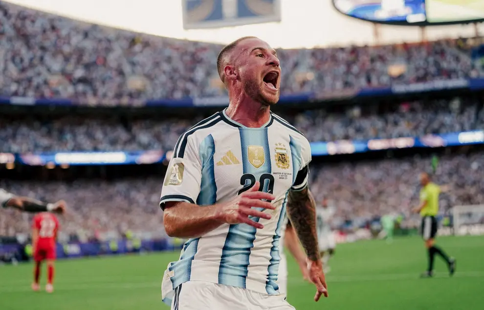 Alexis Mac Allister se llena la boca de gol tras el primer gol argentino ante Suiza en Kansas.