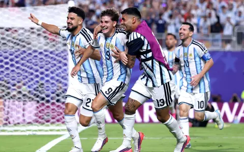 Julián Álvarez es puro éxtasis en el festejo de su golazo, junto al Flaco López, el Cuti Romero y Leo Messi, que se suma a la algarabía desde atrás.