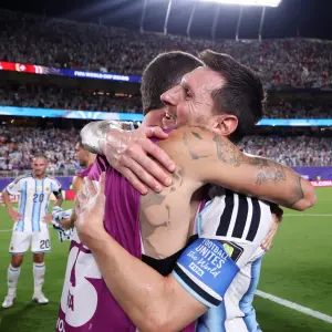 Messi preocupó por un golpe en el ojo, discutió con el árbitro y aun sin convertir volvió a hacer historia en el Mundial