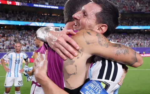 El festejo de Lionel Messi, junto a Rodrigo De Paul.