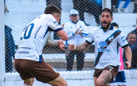 Pedro Muné y Matías Vicedo, dos de los artífices del triunfo antoniano, en el festejo.