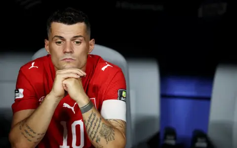 La tristeza del capitán suizo Granit Xhaka tras perder contra Argentina.