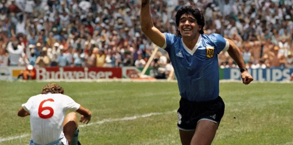Diego Armando Maradona con la camiseta suplente de Argentina ante Inglaterra, en aquel recordado partido de cuartos de México 86 en el Azteca.